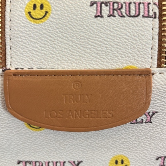 Truly Signature Vanity Case Smiley Face Double zipper and handle - Picture 4 of 4